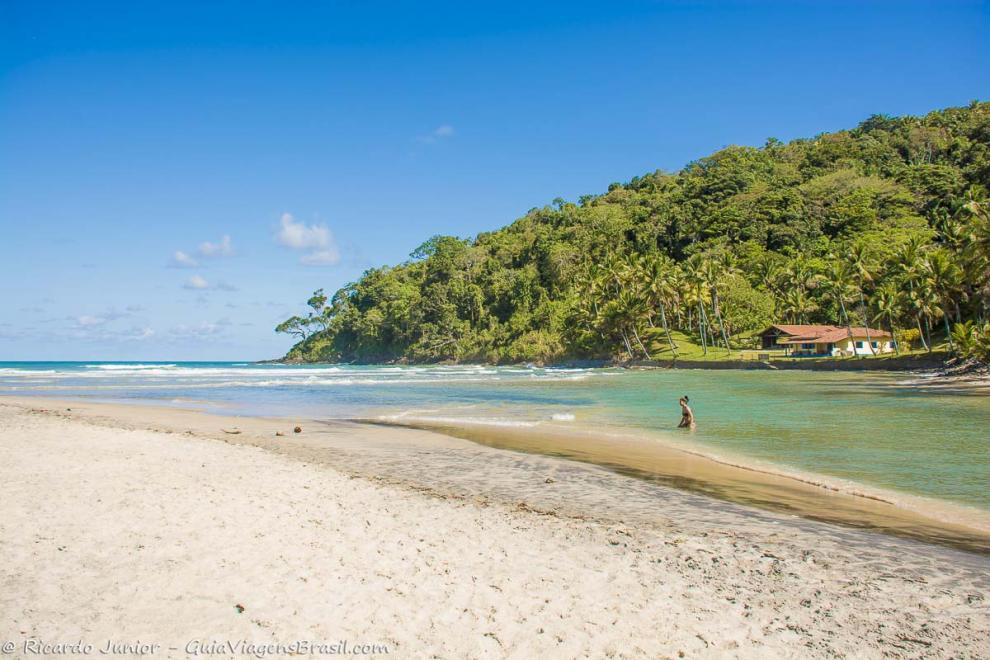 Imagem de uma moça nas águas da piscina natural da Praia de Jeribucaçu.